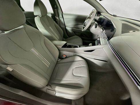 Used 2025 Hyundai Elantra SEL FWD image 32