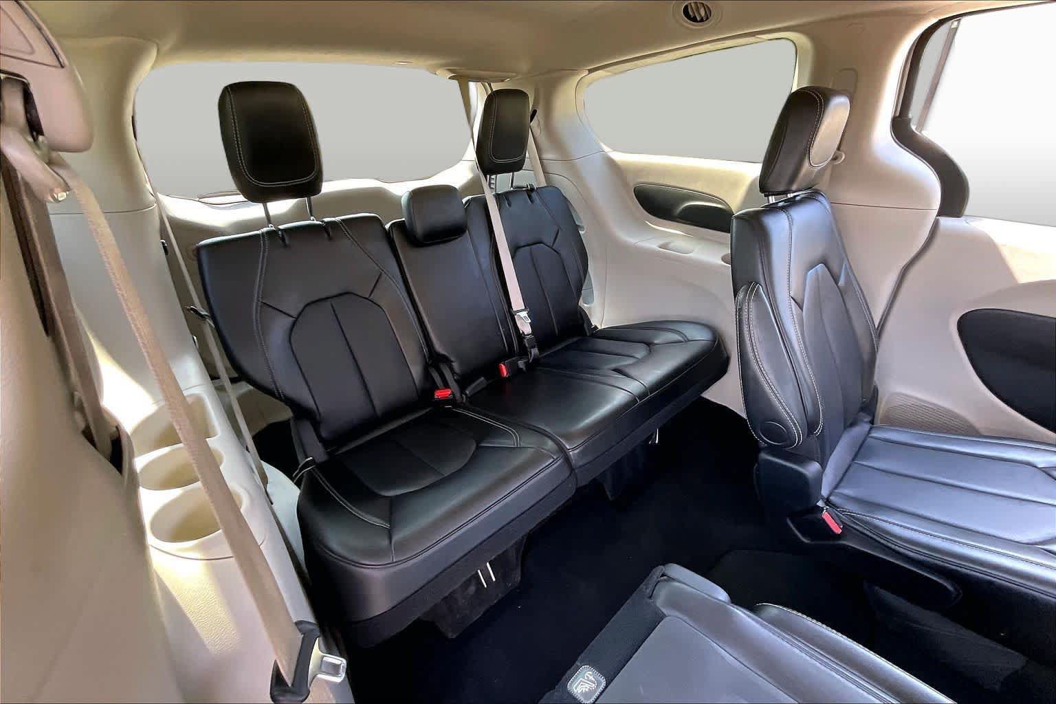 Used 2024 Chrysler Pacifica Touring-L FWD image 34