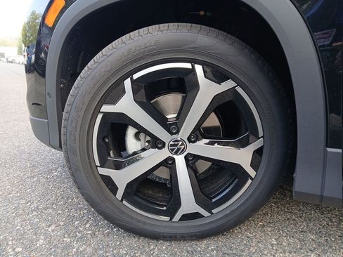 New 2025 Volkswagen Tiguan SE image 26