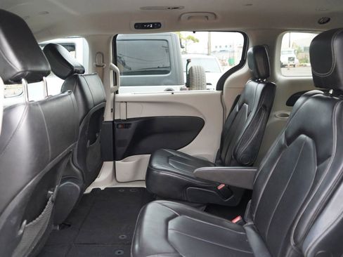 Used 2021 Chrysler Voyager Lxi FWD image 14