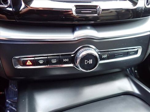 Used 2019 Volvo XC60 T5 Momentum w/ Multimedia Package AWD/4WD image 22