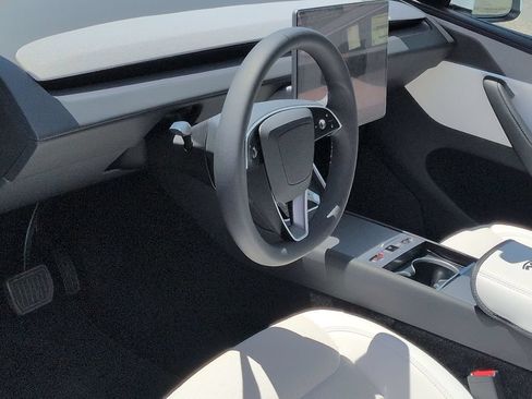 Used 2026 Tesla Model Y 2WD image 2