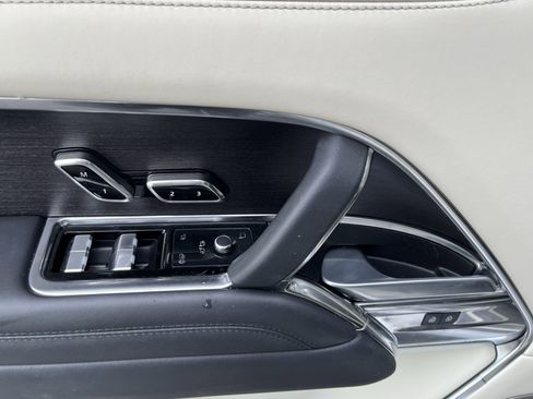 Used 2024 Land Rover Range Rover Long Wheelbase Autobiography image 13