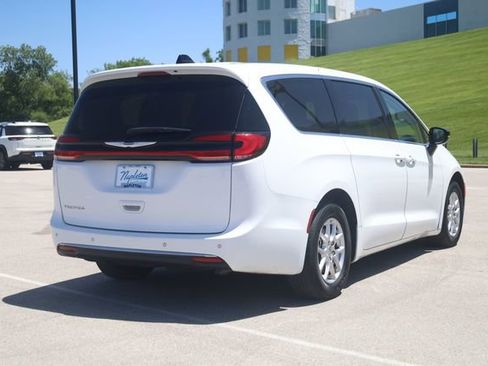 Used 2024 Chrysler Pacifica Touring-L FWD image 4