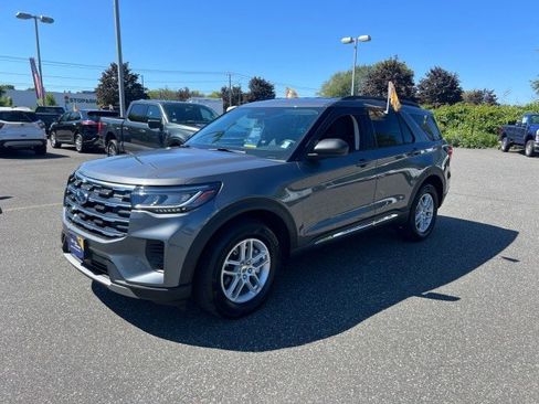 Certified 2025 Ford Explorer Active image 3