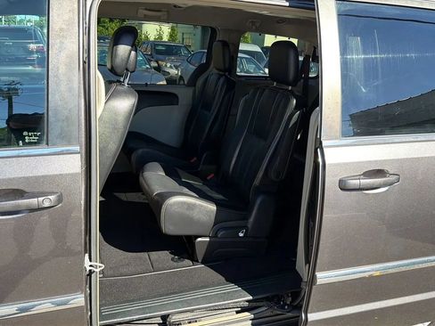 Used 2015 Chrysler Town & Country Touring FWD image 27