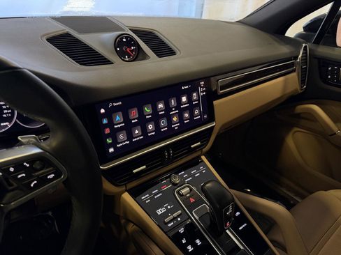 Used 2022 Porsche Cayenne Platinum Edition image 16