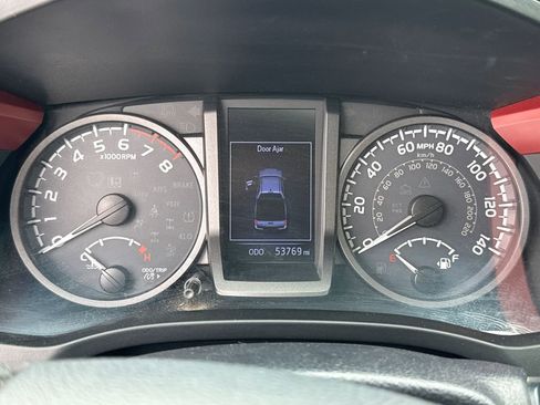 Used 2019 Toyota Tacoma TRD Off-Road AWD/4WD image 10