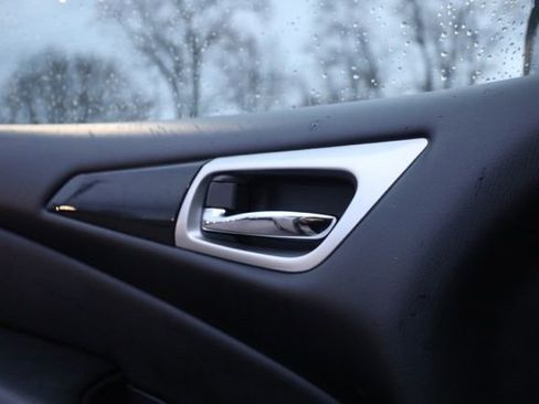 Used 2019 Nissan Pathfinder SV image 22