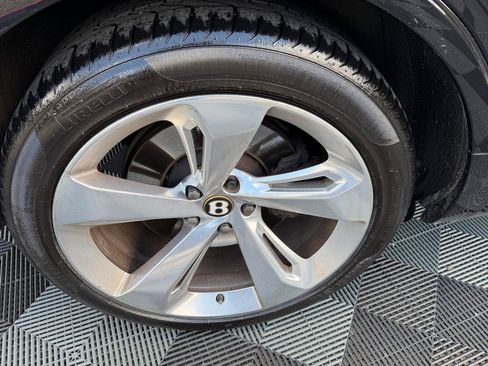 Used 2020 Bentley Bentayga Plug-In Hybrid AWD/4WD image 13