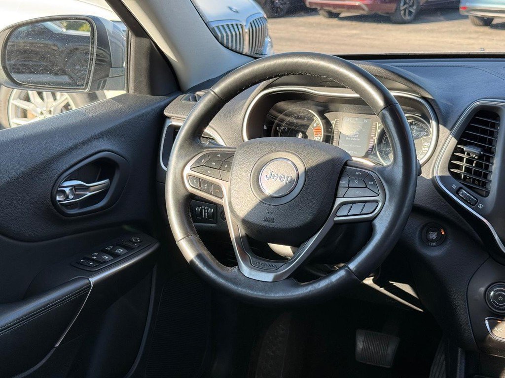 Used 2019 Jeep Cherokee Latitude Plus w/ Comfort/Convenience Group FWD image 11