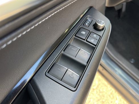 Used 2021 Toyota Venza LE image 11