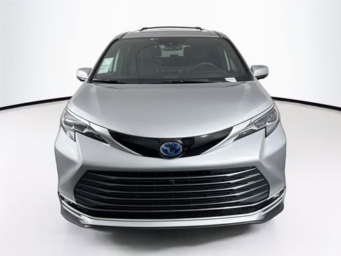 Certified 2025 Toyota Sienna Platinum image 9
