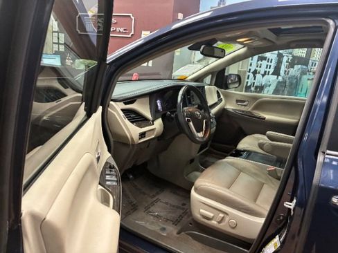 Used 2018 Toyota Sienna XLE Premium image 17