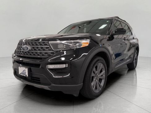 Used 2024 Ford Explorer XLT w/ Equipment Group 202A AWD/4WD image 11