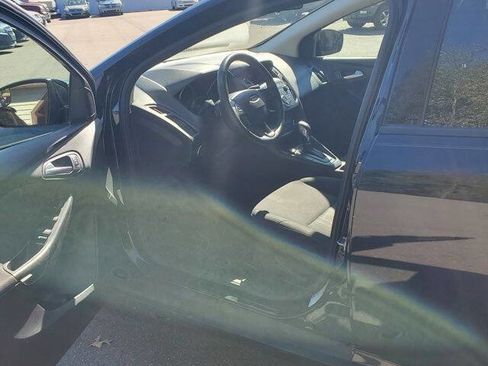 Used 2018 Ford Focus SE w/ Cold Weather Package FWD image 11