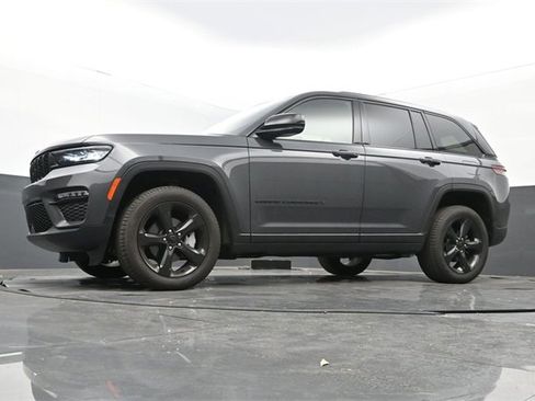 Used 2025 Jeep Grand Cherokee Limited w/ Black Appearance Package image 12