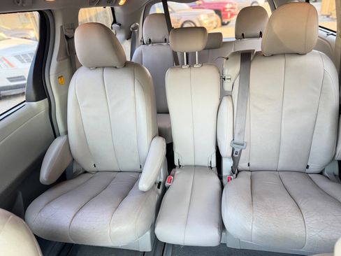 Used 2011 Toyota Sienna LE FWD image 20