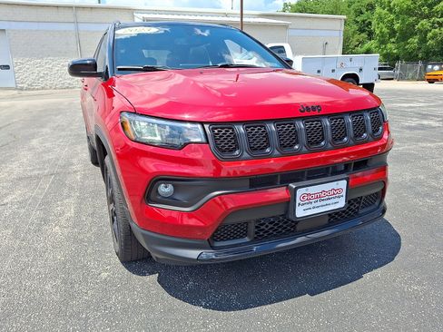 Used 2023 Jeep Compass Latitude w/ Sun and Sound Group AWD/4WD image 3
