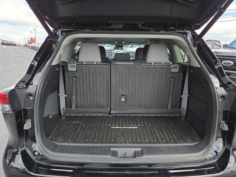 Used 2021 Toyota Highlander LE AWD/4WD image 13