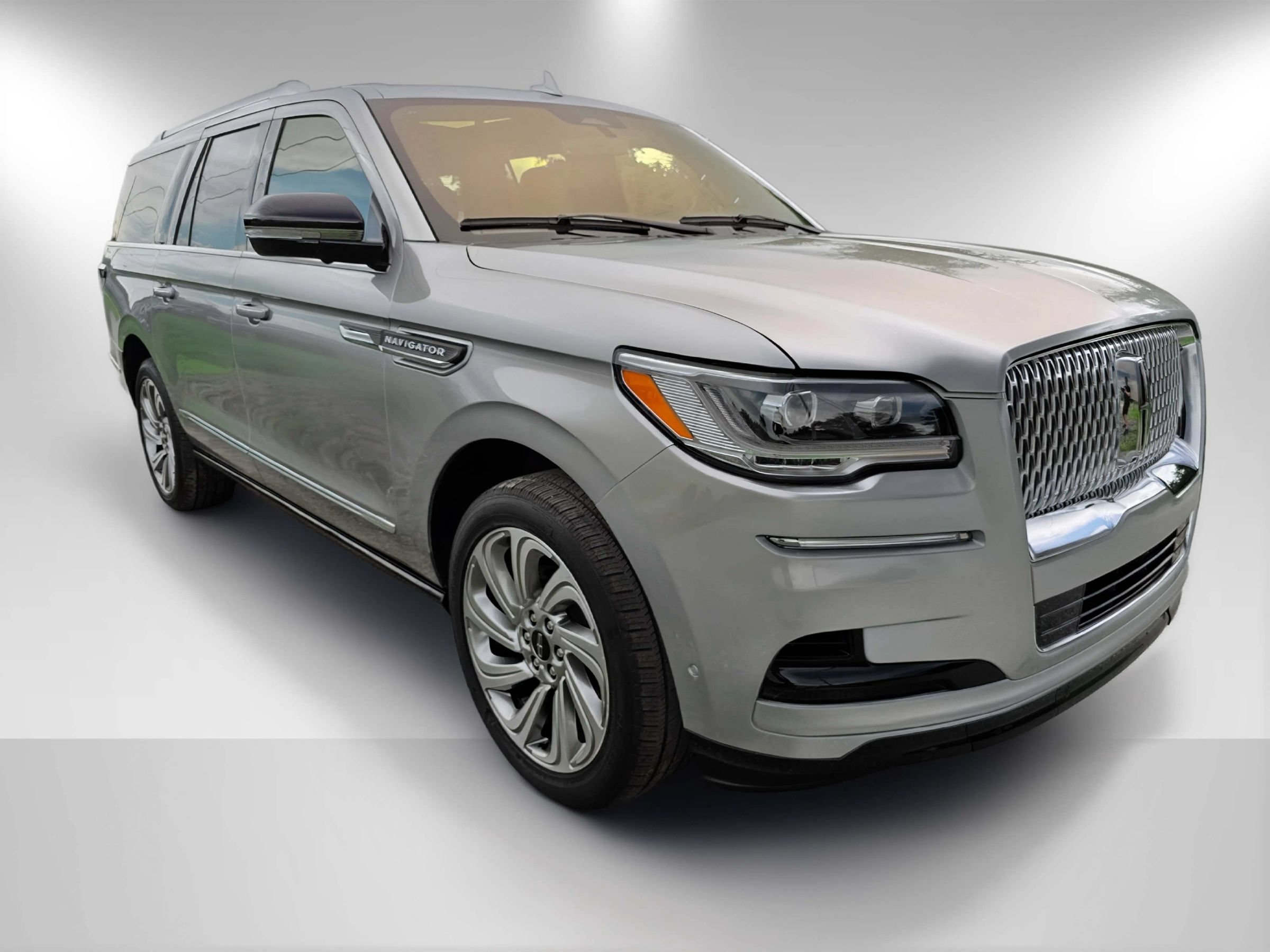 Used 2023 Lincoln Navigator L Reserve RWD image 3