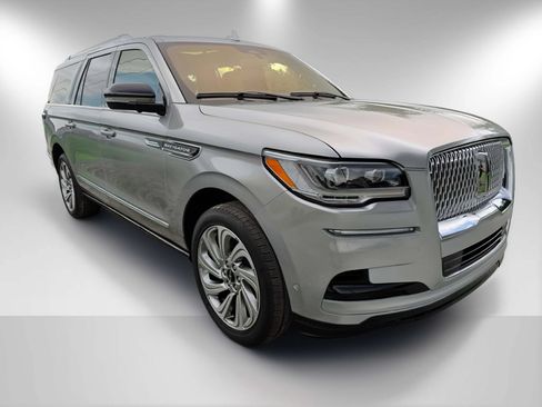 Used 2023 Lincoln Navigator L Reserve RWD image 3