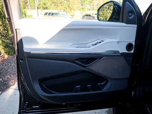 Used 2025 Lincoln Navigator Reserve image 14