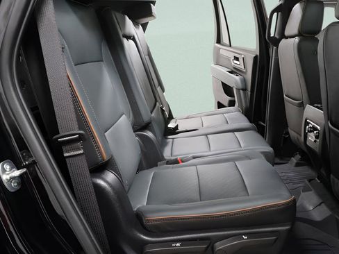 Used 2025 GMC Yukon AT4 AWD/4WD image 32