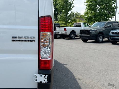 Used 2024 RAM ProMaster 2500 w/ Convenience Group FWD image 11