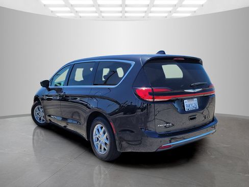 Used 2023 Chrysler Pacifica Touring-L FWD image 7