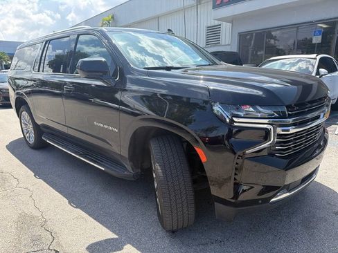 Used 2024 Chevrolet Suburban LT RWD image 3