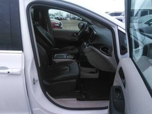 Used 2024 Chrysler Pacifica Limited FWD image 7