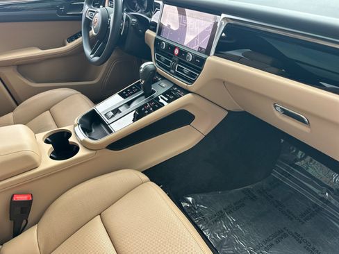 Certified 2025 Porsche Macan image 16