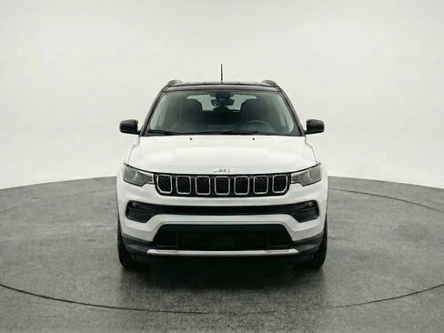 Used 2025 Jeep Compass Latitude AWD/4WD image 2