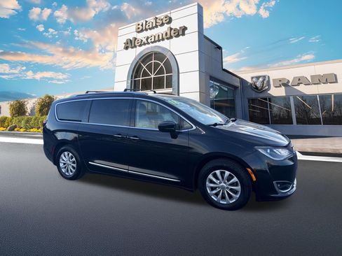 Used 2018 Chrysler Pacifica Touring-L image 2