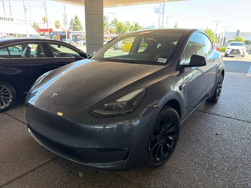 Used 2023 Tesla Model Y Long Range AWD/4WD image 3