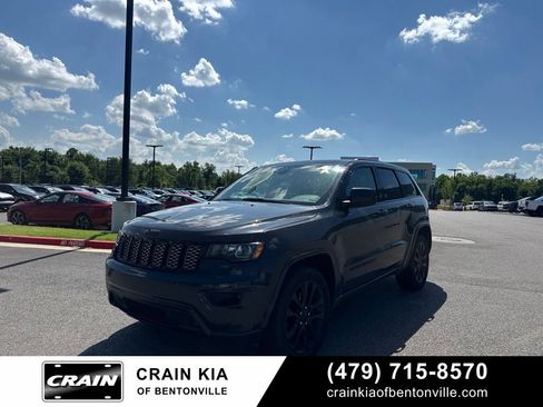 Used 2018 Jeep Grand Cherokee Altitude AWD/4WD image 14