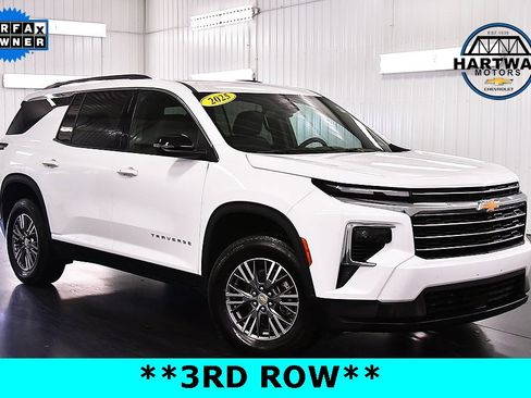 Used 2025 Chevrolet Traverse LT image 1