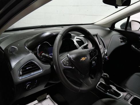 Used 2018 Chevrolet Cruze LT FWD image 8