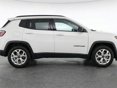 Used 2025 Jeep Compass Latitude image 11