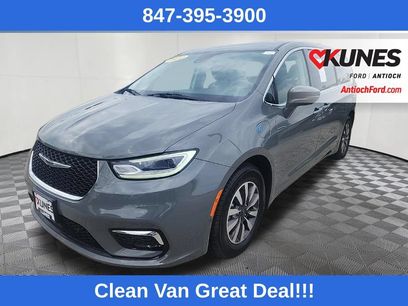 Used 2022 Chrysler Pacifica Touring-L w/ Uconnect Theater Family Group