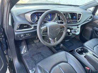 Used 2025 Chrysler Pacifica Select FWD video 2