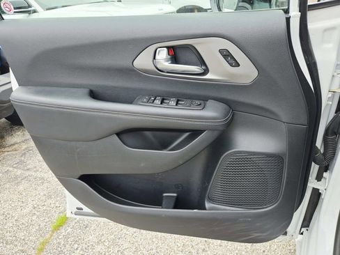 Used 2025 Chrysler Pacifica Select FWD image 35