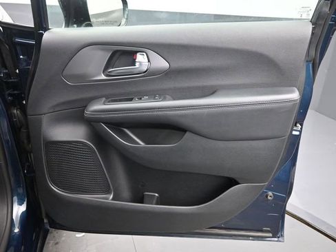 Used 2025 Chrysler Pacifica Select image 20