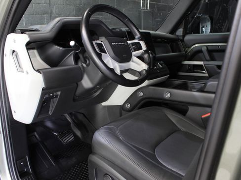 Used 2024 Land Rover Defender 110 SE image 27