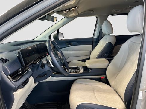 Used 2025 Kia Carnival EX FWD image 13