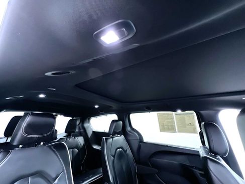 Used 2025 Chrysler Pacifica Limited FWD image 41