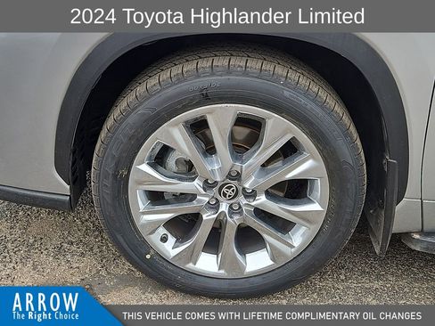 Used 2024 Toyota Highlander Limited FWD image 17