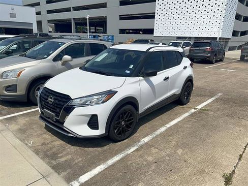 Used 2022 Nissan Kicks S FWD image 2