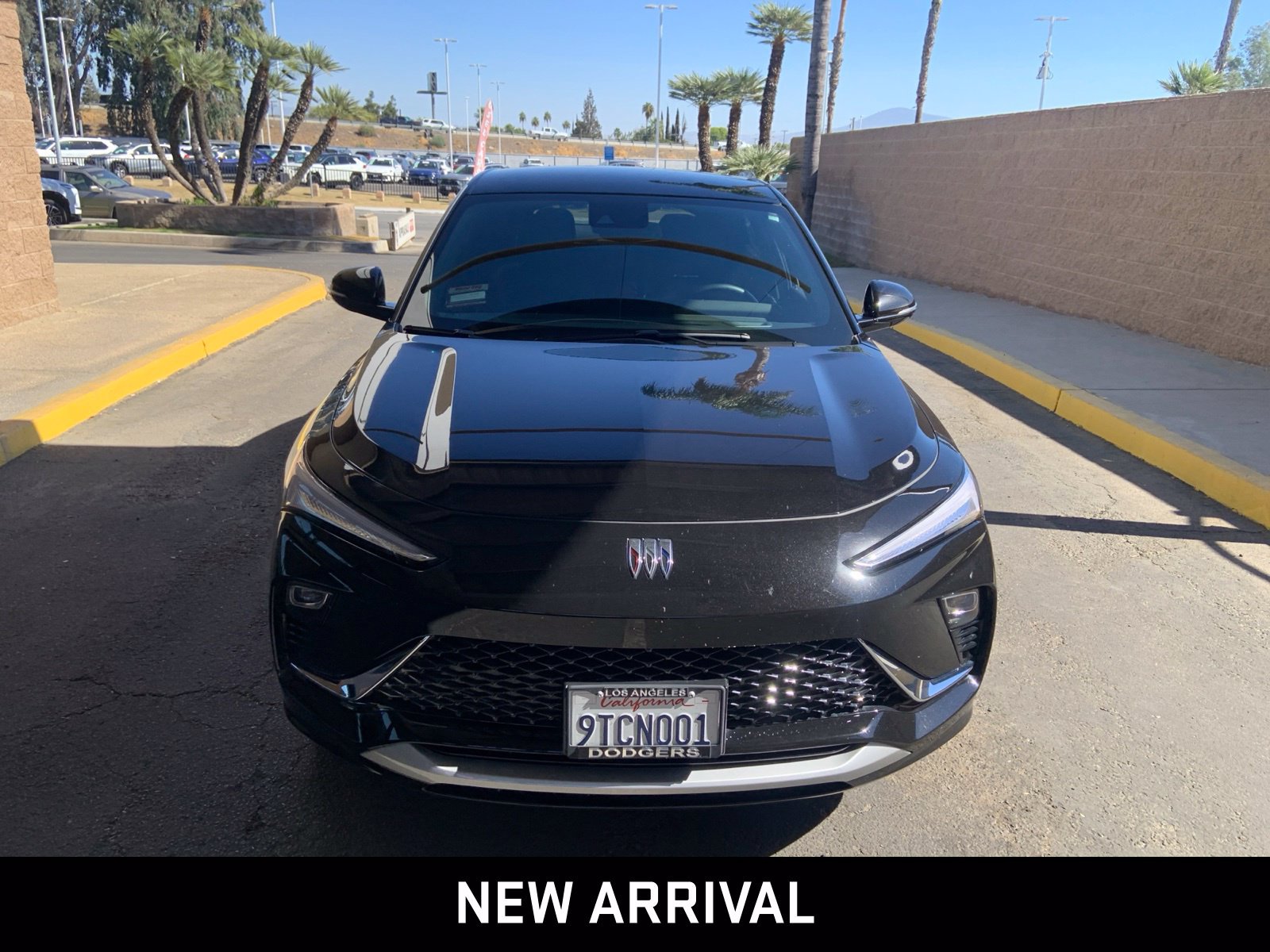 Certified 2025 Buick Envista Avenir FWD image 2